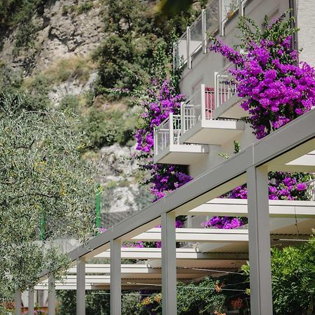 Hotel Baia Azzurra - Lake Front Torbole Sul Garda Dış mekan fotoğraf