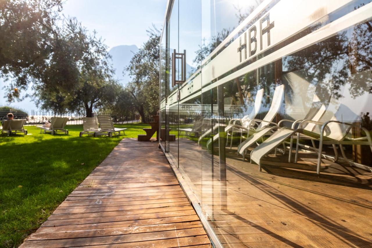 Hotel Baia Azzurra - Lake Front Torbole Sul Garda Dış mekan fotoğraf