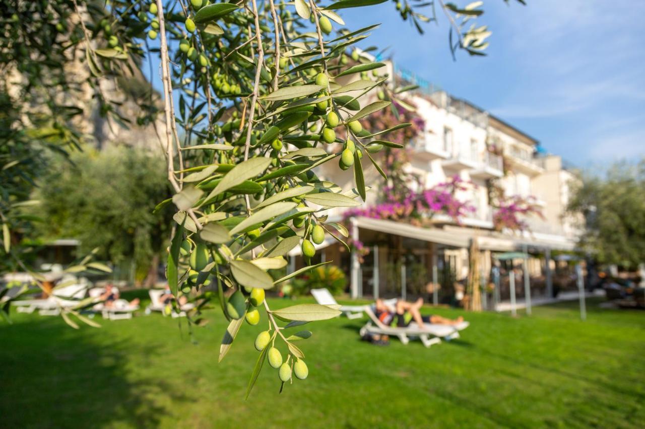 Hotel Baia Azzurra - Lake Front Torbole Sul Garda Dış mekan fotoğraf