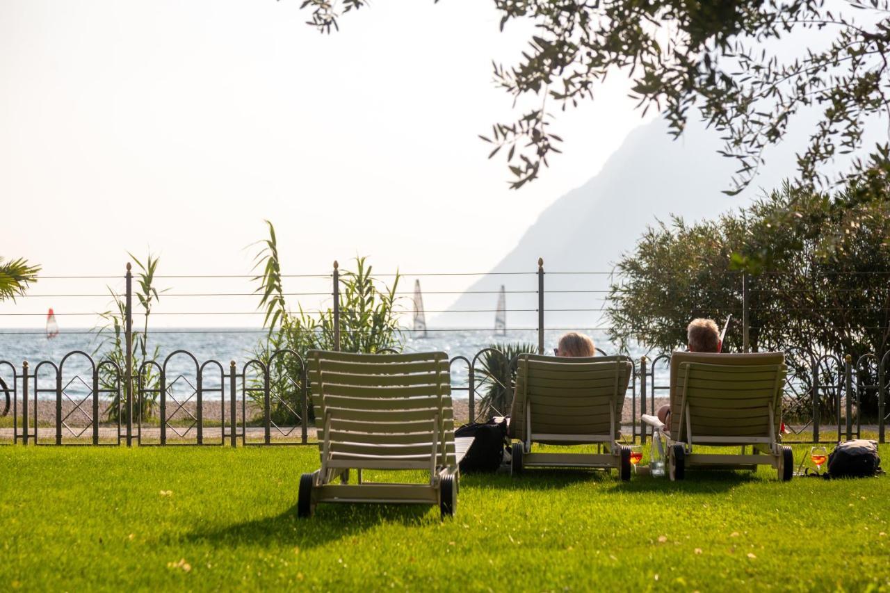 Hotel Baia Azzurra - Lake Front Torbole Sul Garda Dış mekan fotoğraf