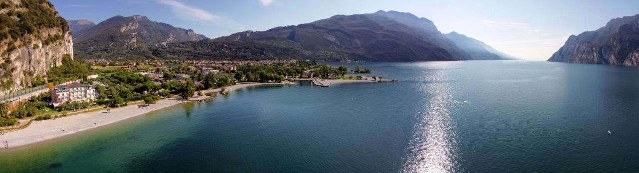 Hotel Baia Azzurra - Lake Front Torbole Sul Garda Dış mekan fotoğraf
