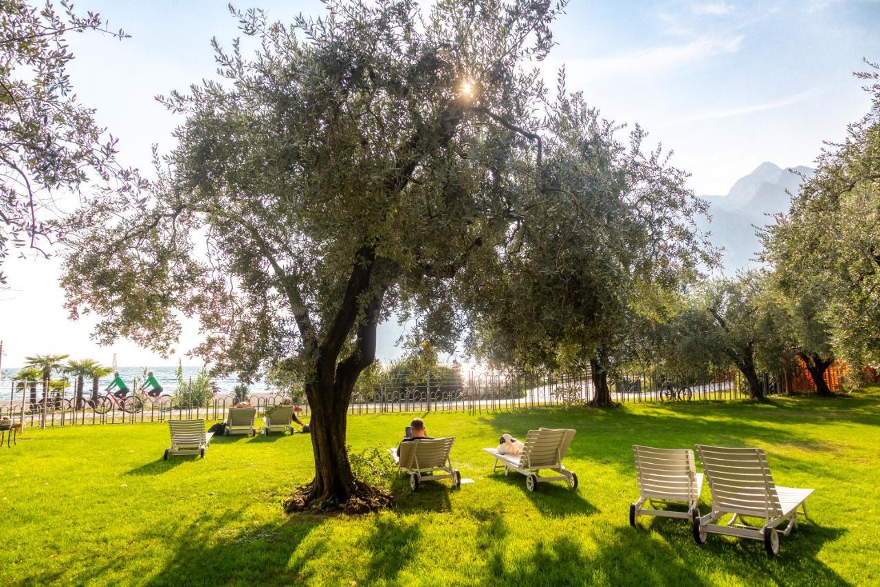 Hotel Baia Azzurra - Lake Front Torbole Sul Garda Dış mekan fotoğraf