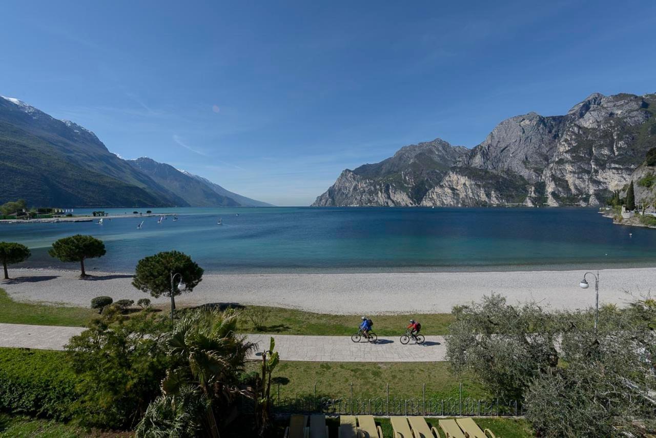 Hotel Baia Azzurra - Lake Front Torbole Sul Garda Dış mekan fotoğraf