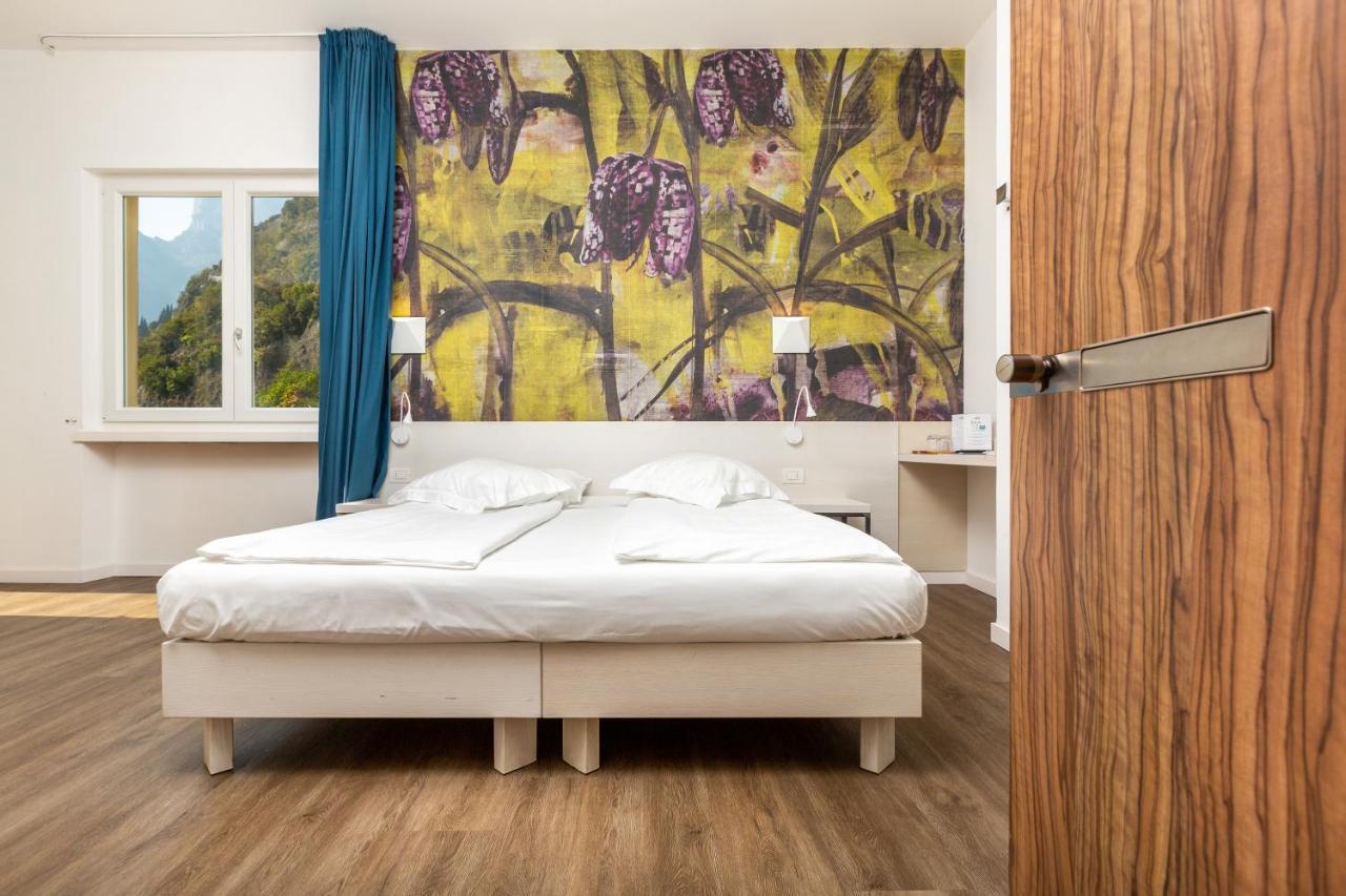 Hotel Baia Azzurra - Lake Front Torbole Sul Garda Dış mekan fotoğraf