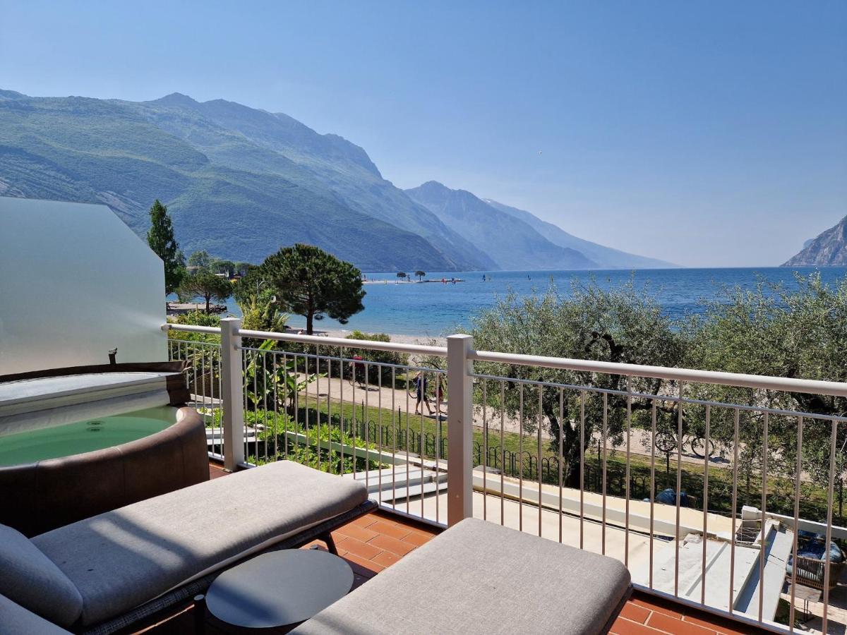 Hotel Baia Azzurra - Lake Front Torbole Sul Garda Dış mekan fotoğraf