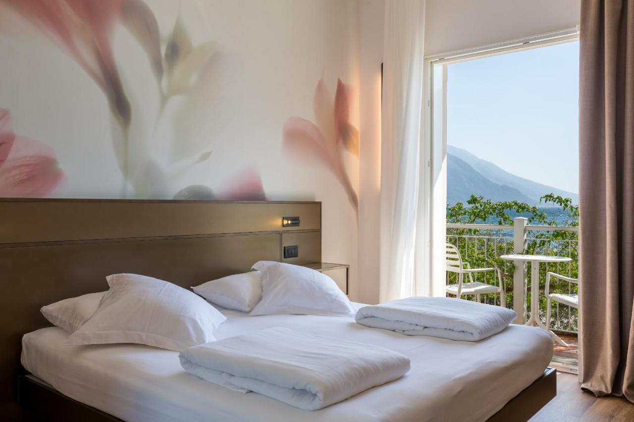 Hotel Baia Azzurra - Lake Front Torbole Sul Garda Dış mekan fotoğraf