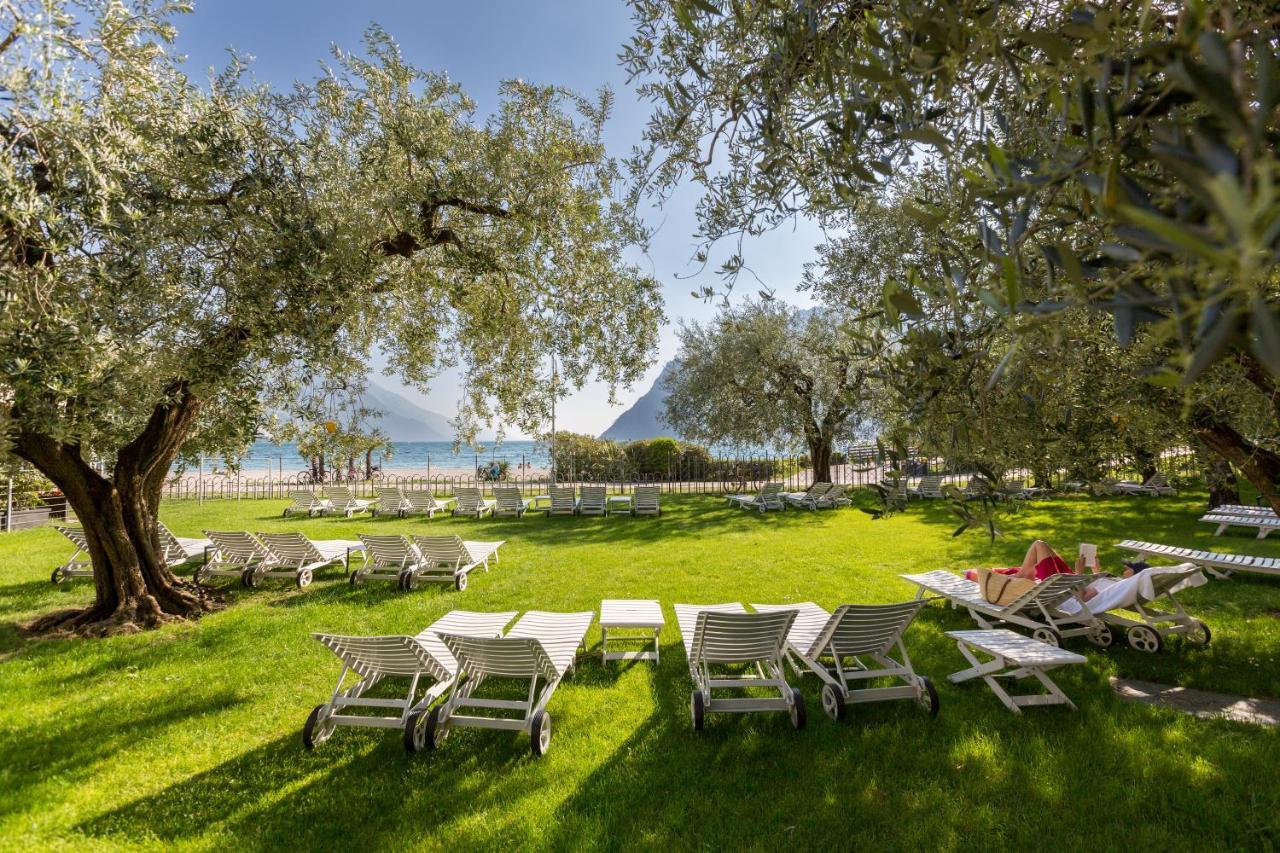 Hotel Baia Azzurra - Lake Front Torbole Sul Garda Dış mekan fotoğraf
