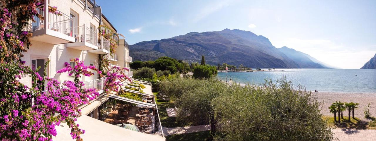 Hotel Baia Azzurra - Lake Front Torbole Sul Garda Dış mekan fotoğraf