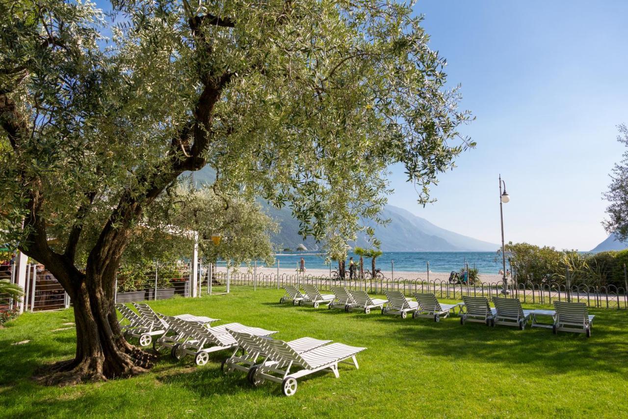 Hotel Baia Azzurra - Lake Front Torbole Sul Garda Dış mekan fotoğraf
