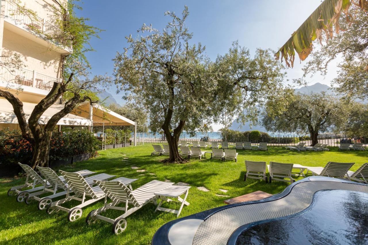 Hotel Baia Azzurra - Lake Front Torbole Sul Garda Dış mekan fotoğraf