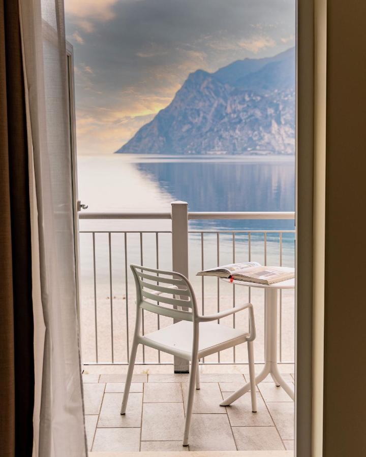 Hotel Baia Azzurra - Lake Front Torbole Sul Garda Dış mekan fotoğraf