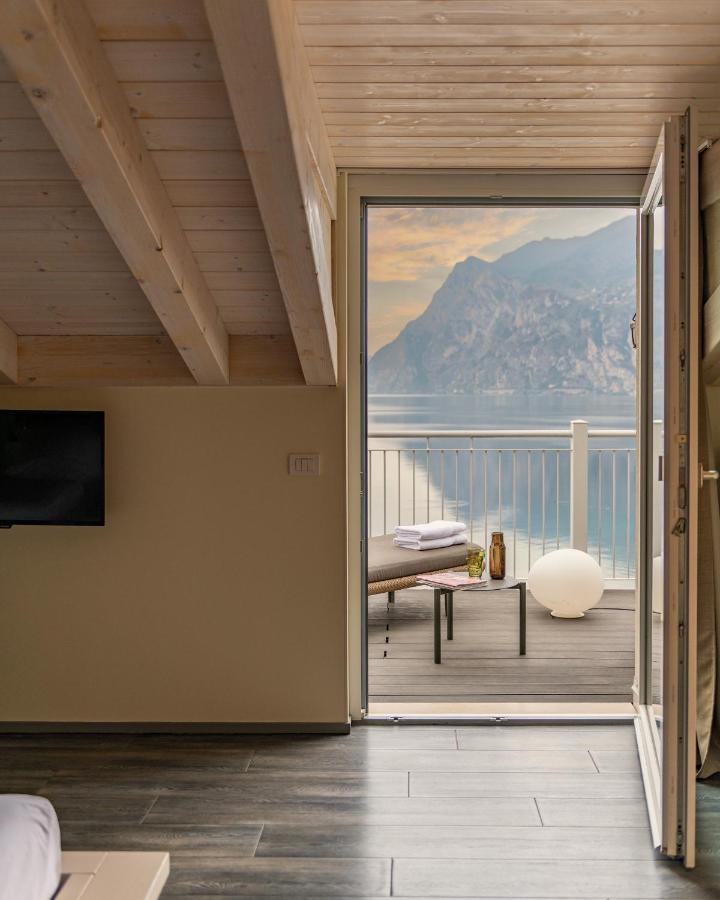 Hotel Baia Azzurra - Lake Front Torbole Sul Garda Dış mekan fotoğraf