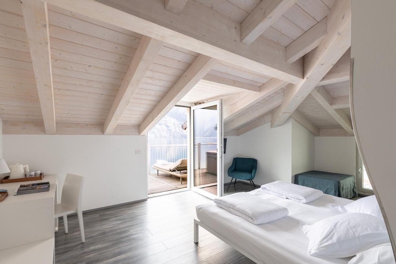 Hotel Baia Azzurra - Lake Front Torbole Sul Garda Dış mekan fotoğraf