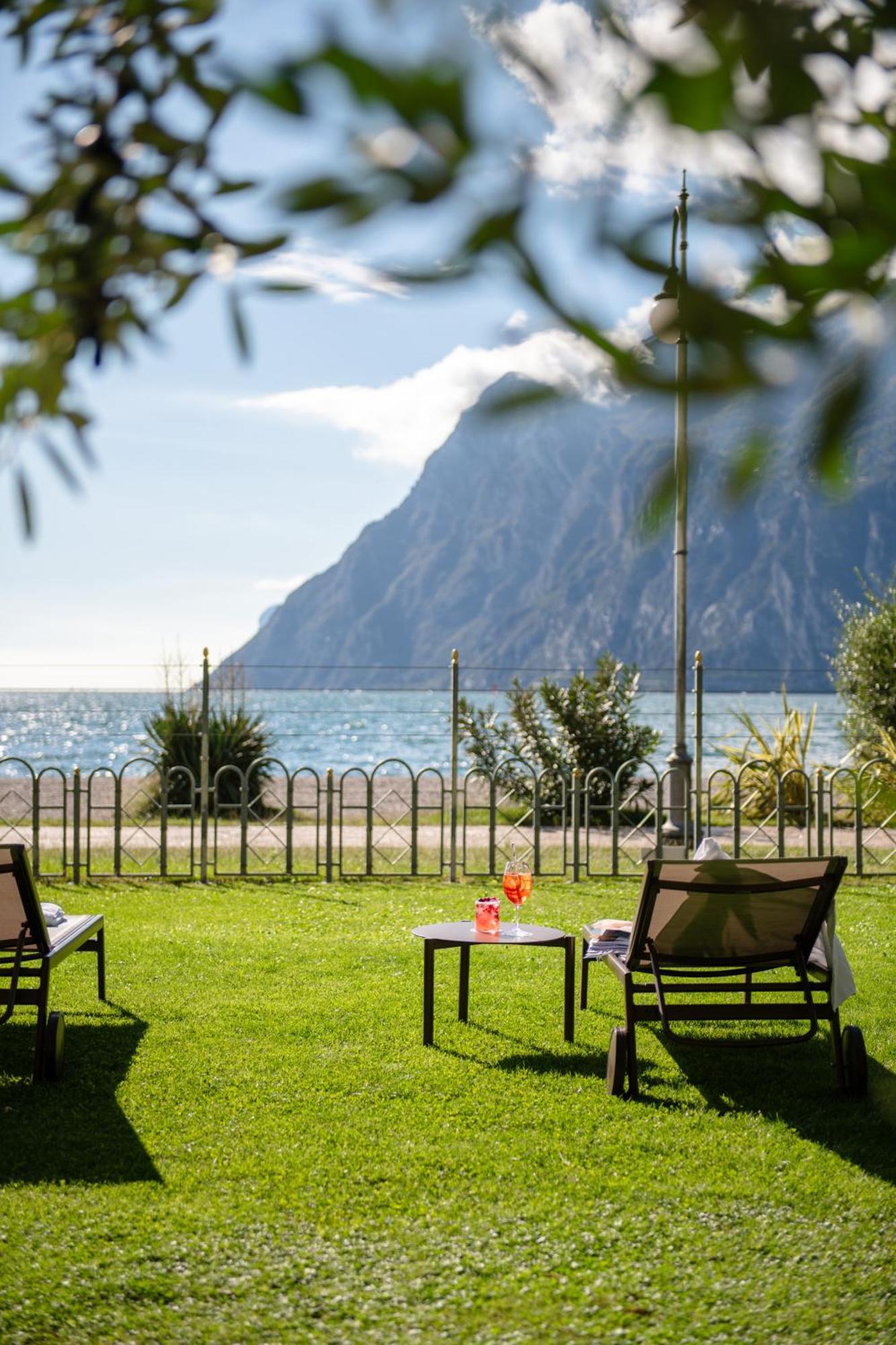 Hotel Baia Azzurra - Lake Front Torbole Sul Garda Dış mekan fotoğraf