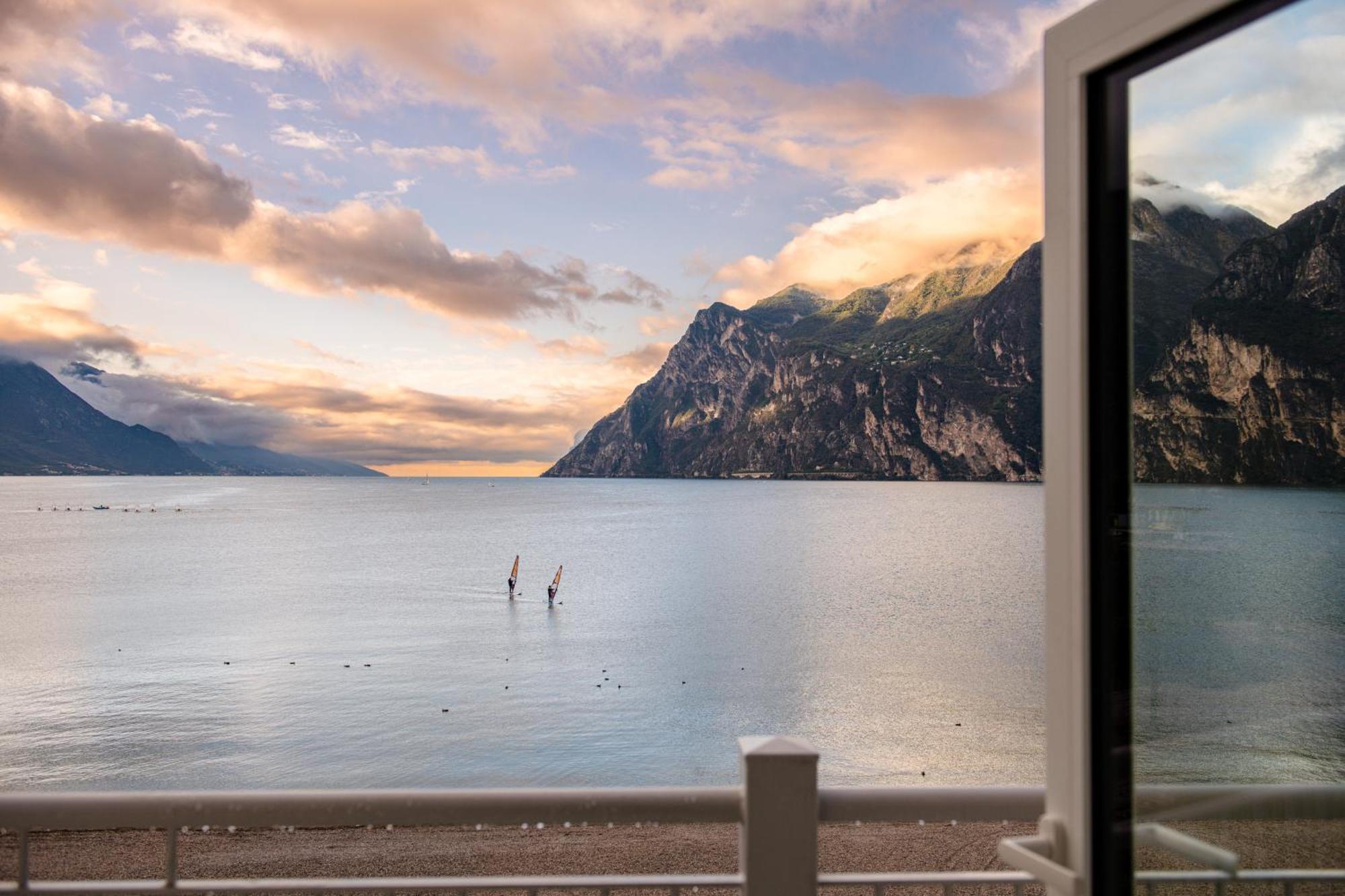 Hotel Baia Azzurra - Lake Front Torbole Sul Garda Dış mekan fotoğraf