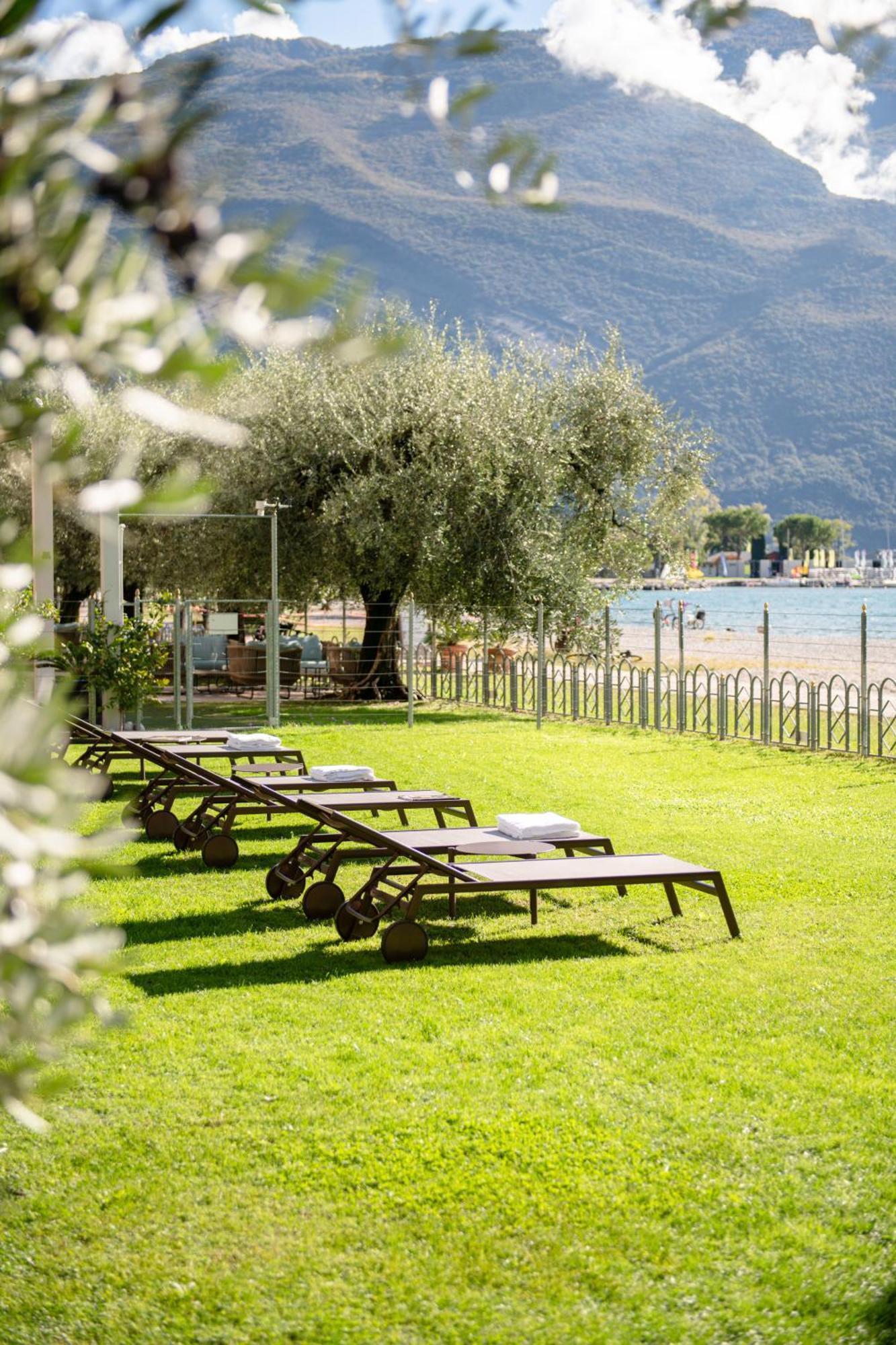 Hotel Baia Azzurra - Lake Front Torbole Sul Garda Dış mekan fotoğraf