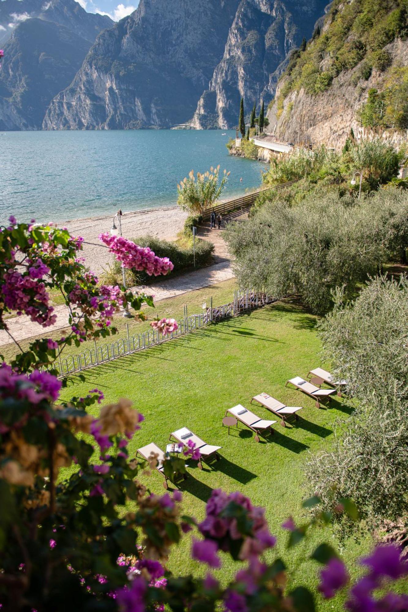 Hotel Baia Azzurra - Lake Front Torbole Sul Garda Dış mekan fotoğraf