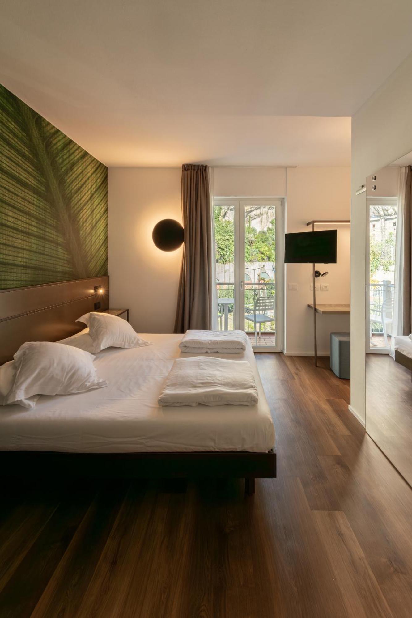 Hotel Baia Azzurra - Lake Front Torbole Sul Garda Dış mekan fotoğraf