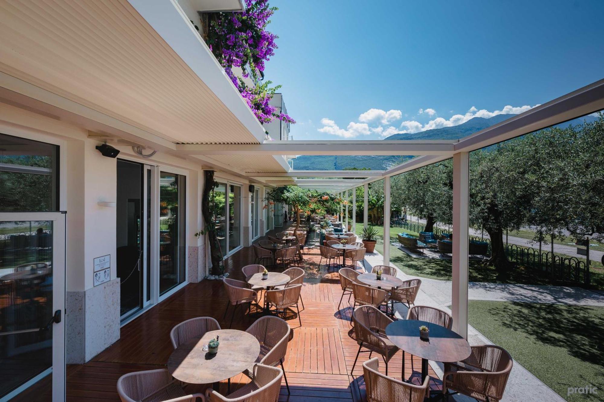 Hotel Baia Azzurra - Lake Front Torbole Sul Garda Dış mekan fotoğraf