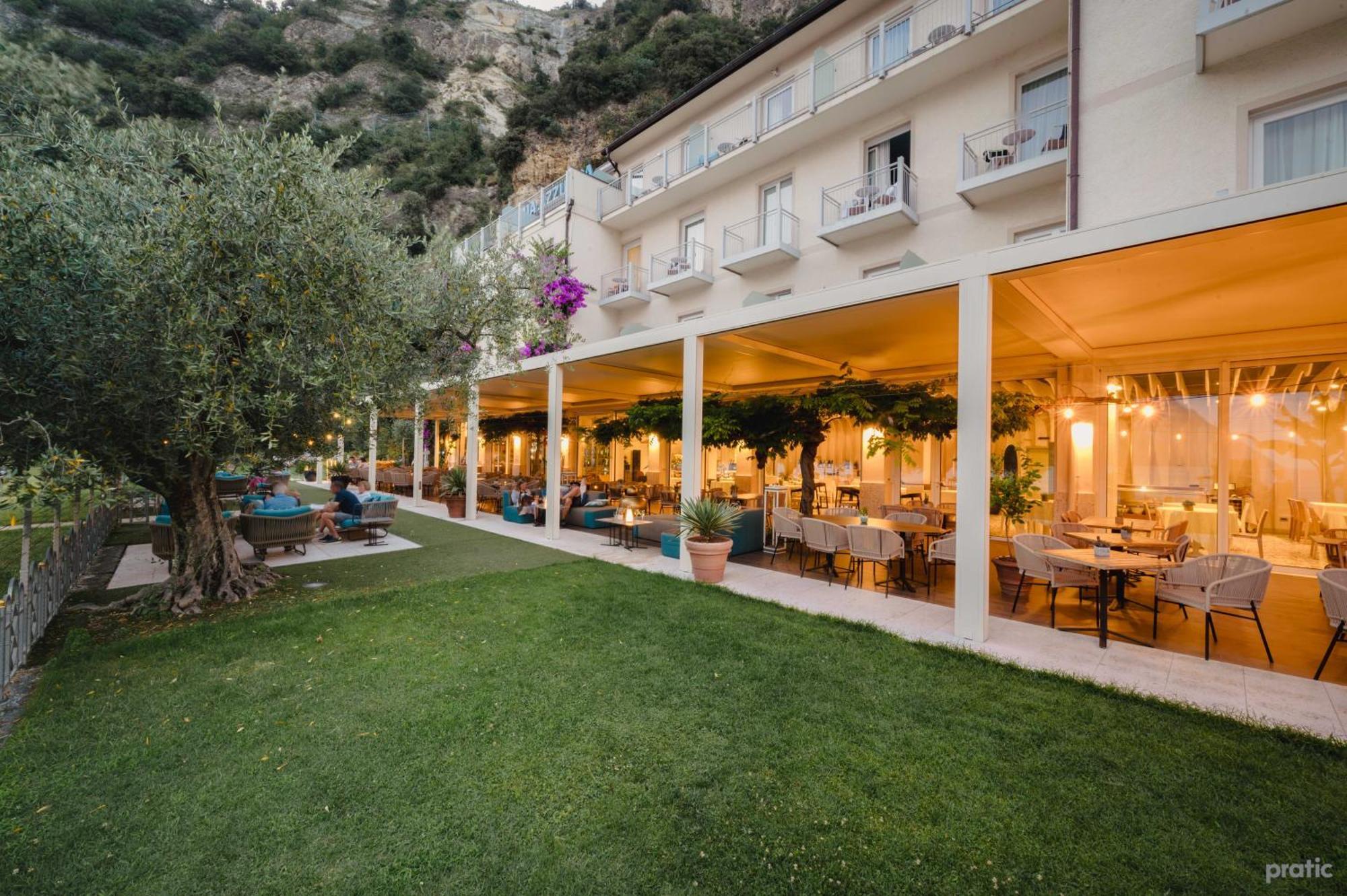 Hotel Baia Azzurra - Lake Front Torbole Sul Garda Dış mekan fotoğraf