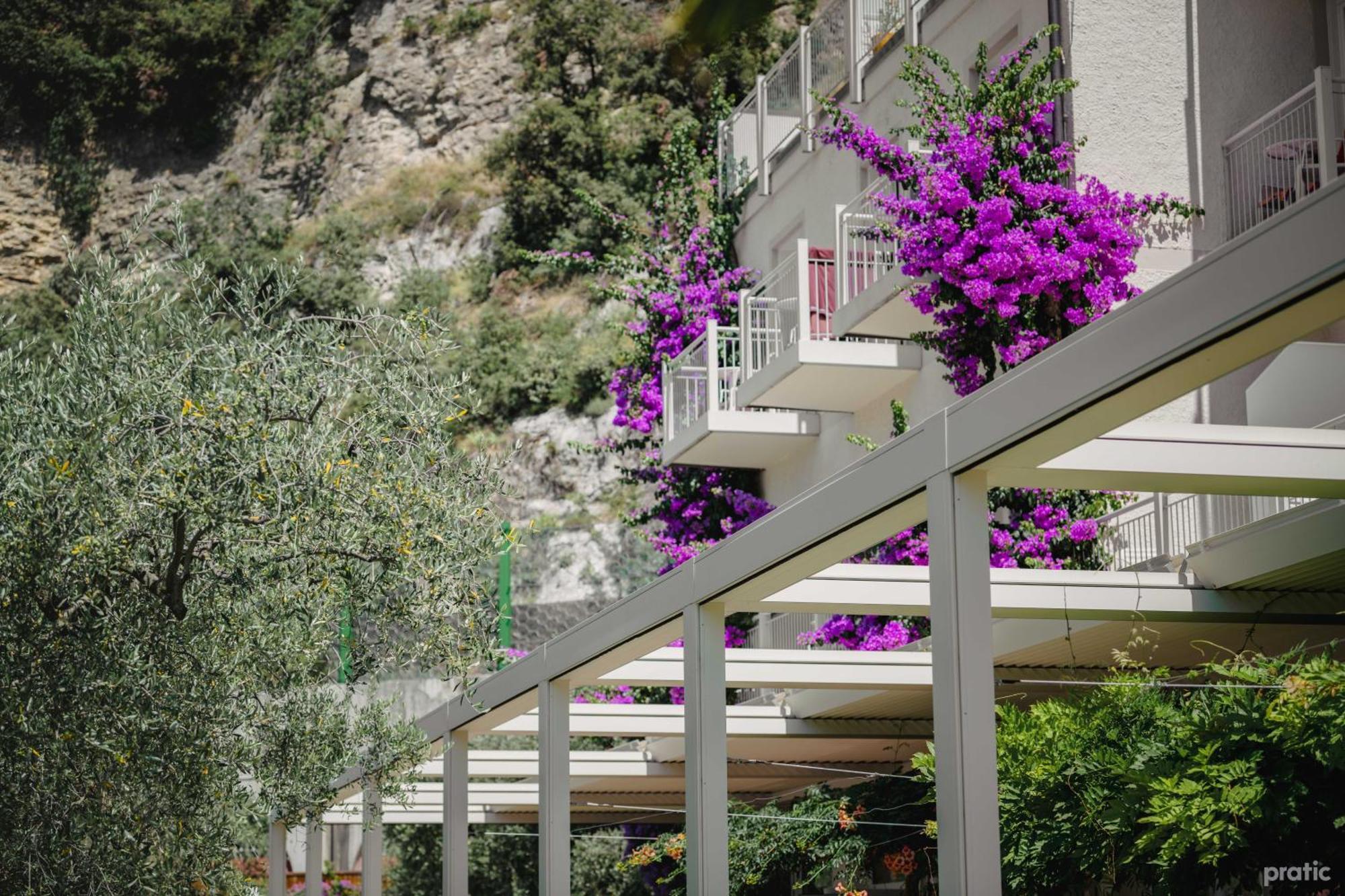 Hotel Baia Azzurra - Lake Front Torbole Sul Garda Dış mekan fotoğraf