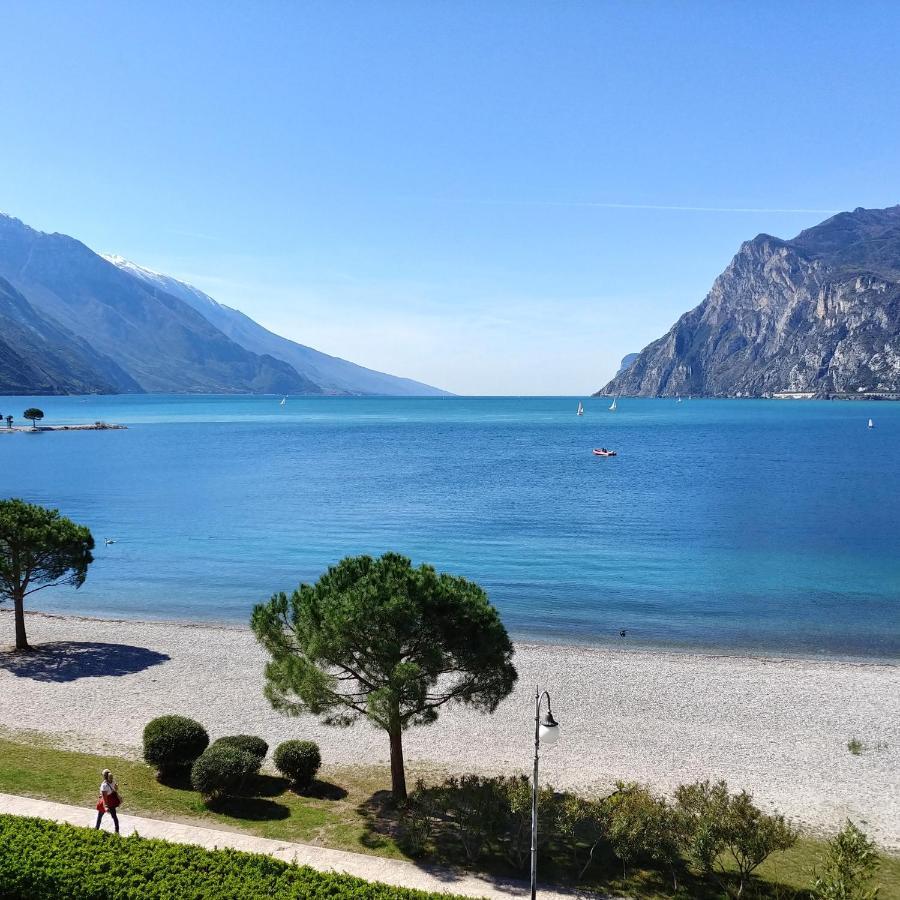 Hotel Baia Azzurra - Lake Front Torbole Sul Garda Dış mekan fotoğraf