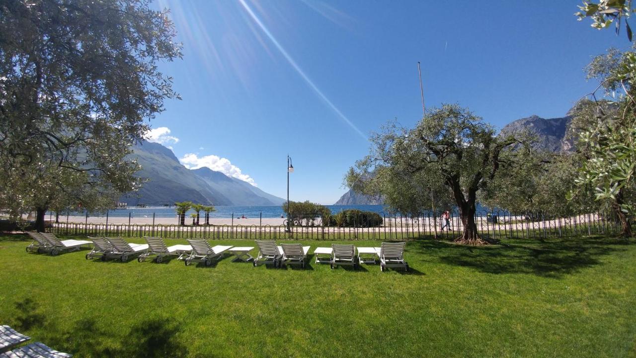 Hotel Baia Azzurra - Lake Front Torbole Sul Garda Dış mekan fotoğraf