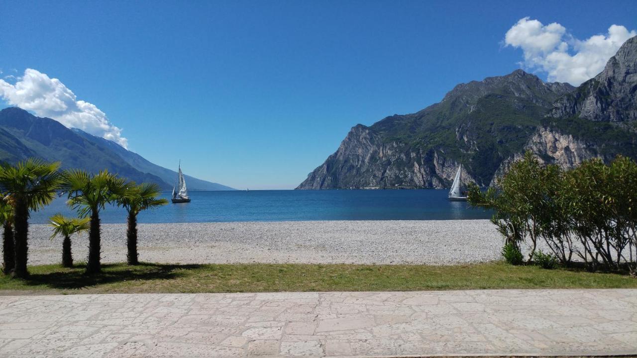 Hotel Baia Azzurra - Lake Front Torbole Sul Garda Dış mekan fotoğraf