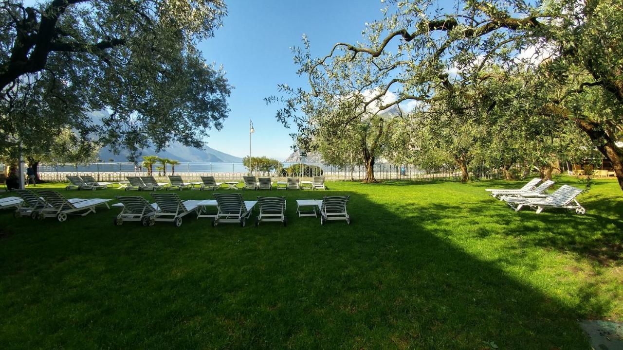 Hotel Baia Azzurra - Lake Front Torbole Sul Garda Dış mekan fotoğraf